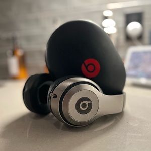 Wireless Beats, Great Condition, Fresh Ear Pads, Original Aux Cord and Case